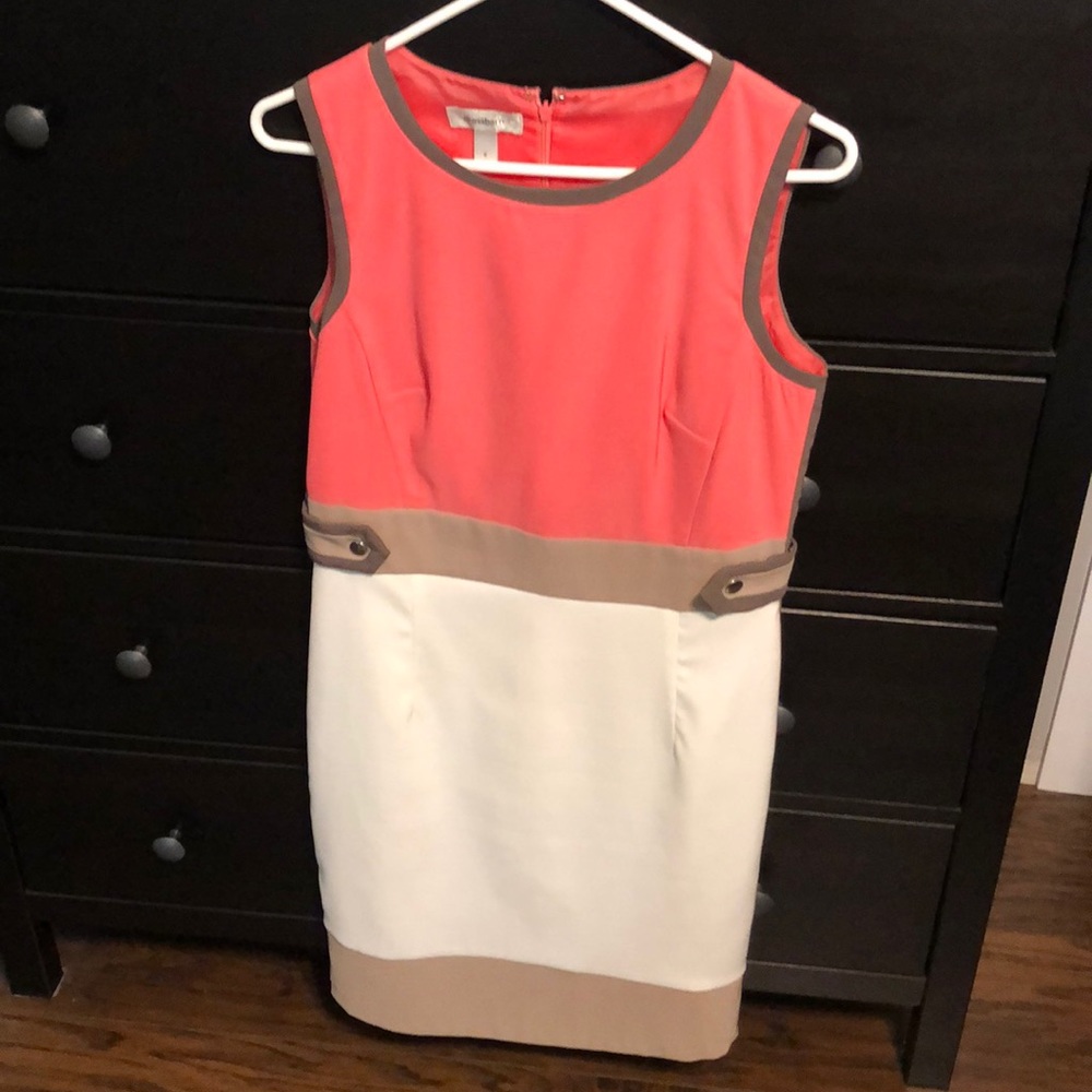 Sleeveless fitted dress